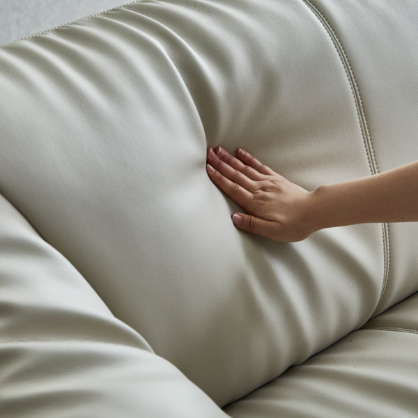 背面は柔らかいフェザーを身体が触れる表面に使用し、程良く硬さを残しつつ優しいタッチの仕上がりに。 #SILT22 フロスホワイト（シルキーレザーテックス） #左カウチ