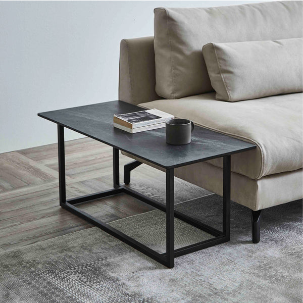 洗練されたヨーロピアンデザインのサイドテーブル「グラシエーロ」。 #ブラックストーン