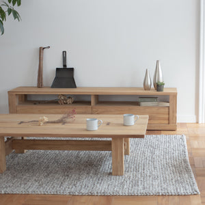 チークは他の木材より密度が高く、材料自身も天然の油分を多く含んでおり、 汚れが表面に留まり容易に浸透しないため、 無塗装でもメンテナンスがしやすいのが特徴です。 #Default Title