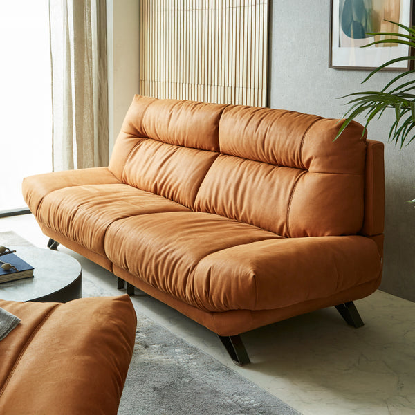 クッションの硬さや比重、素材に至るまで細部にこだわり、身体を包み込むような座り心地を実現しました。 #LT01 キャメル（レザーテックス アニリン）