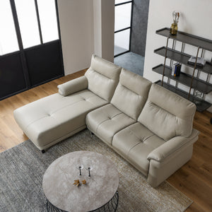 しっかりとしたボリューム感があり、快適な座り心地も兼ね備えています。 #FLT05 シフォンベージュ（ファインレザーテックス） #左カウチ