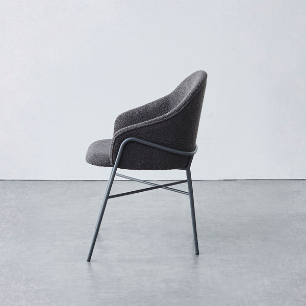 グレー系のカラーリングで、さまざまなシーンに合わせやすいチェアです。 #ライトグレー