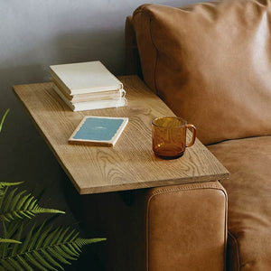 置く場所を気にせず、ちょっとしたテーブルになるアームテーブル。（別売） #オーカーブラウン（スーパーレザーテックス）