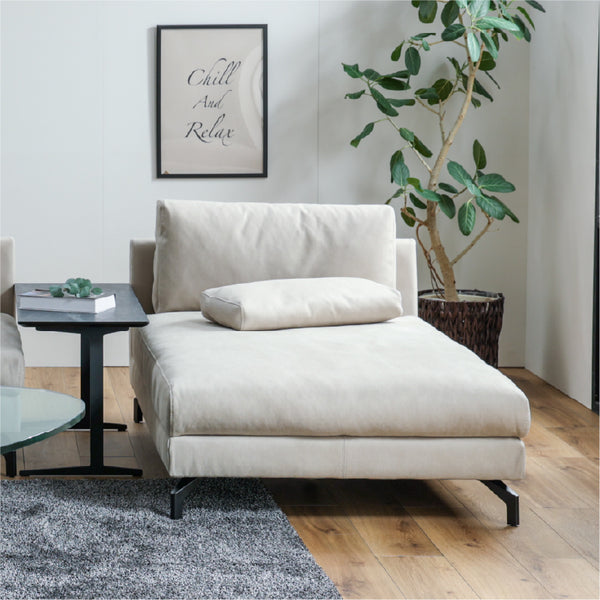 洗練されたヨーロピアンデザインの「グラシエーロ」。シリーズ商品との自由な組合せで、空間を彩ります。 #PLT111 プラチナグレー（プライムレザーテックス）