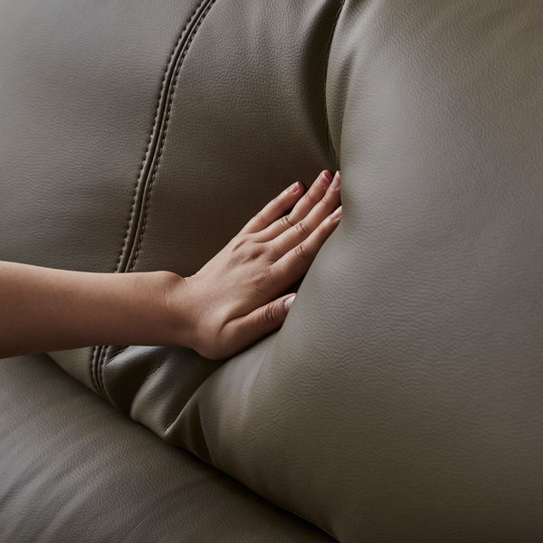 背クッションにはシリコンフィルを使用し、程よい硬さになっています。 #PLT113 モードグレー（プライムレザーテックス）