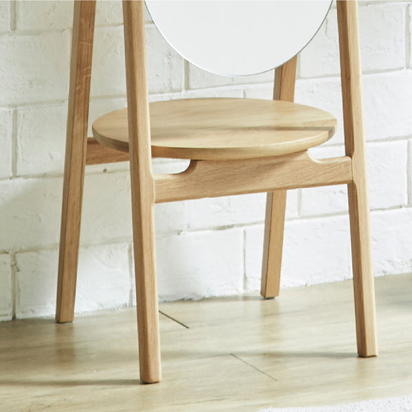 フレームには木目の美しいオーク無垢材や突板を採用し、<br> 温かみのある印象に仕上げています。 #節有オーク