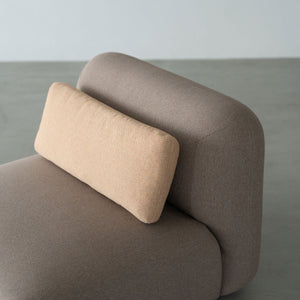 背もたれクッションを組み合わせることで、くつろぎ感をプラス。 見た目だけでなく、座り心地にも配慮した設計です。 #グレージュ