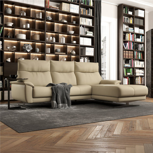 ベーシックなハイバックカウチソファにヨーロピアンテイストを取り入れた「ライベラA」。 #FLT13 シアーベージュ（ファインレザーテックス） #左カウチ