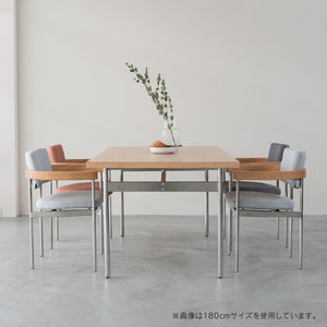 主張しないヘアライン加工されたステンレス脚とシャープですっきりとした木部の組み合わせが心地よいダイニングテーブル。 #オーク #幅150cm