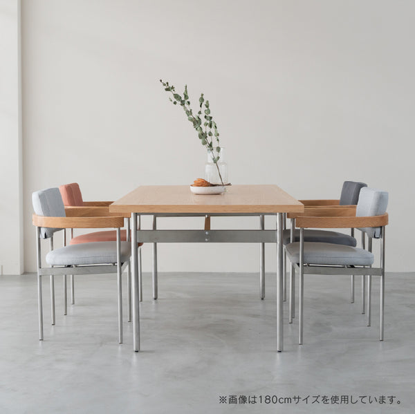 主張しないヘアライン加工されたステンレス脚とシャープですっきりとした木部の組み合わせが心地よいダイニングテーブル。 #オーク #幅150cm