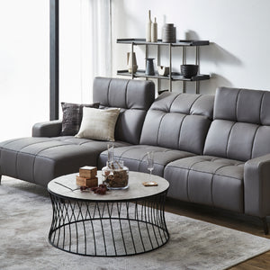 座面幅が広く、ヘッドレストもお好みの角度　に調節できるので、広々とお使いいただけます。 #SILT21 スノーホワイト（シルキーレザーテックス） #右カウチ