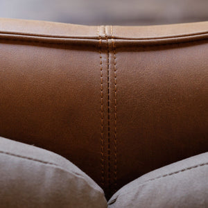 ダブルステッチで強度を高めたり、細部にまでこだわっています。 #SLTオーカーBR