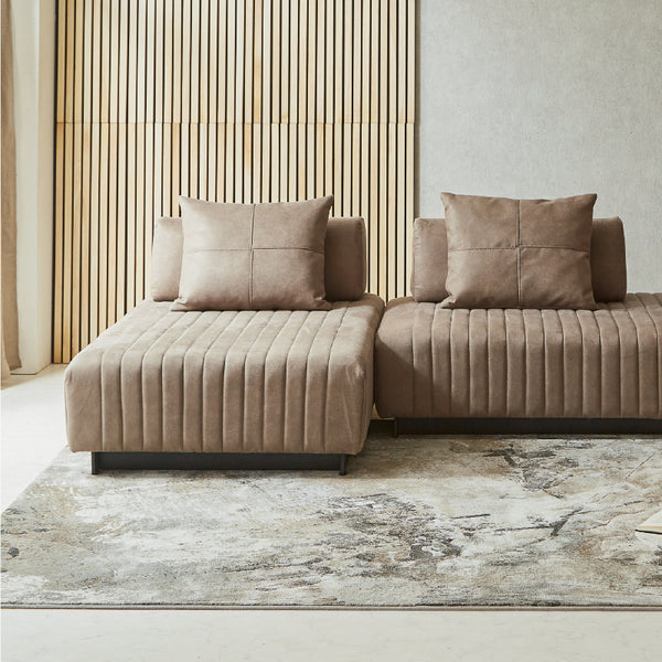 全方位から使える設計で、リビングにゆとりと自由な動線を生み出します。 #PLT108 バターブラウン（プライムレザーテックス）