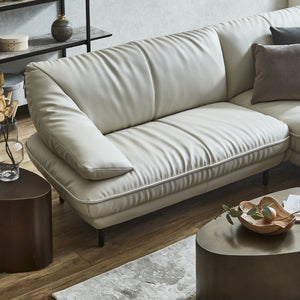 直感的に座りたくなり、思わず身体を預けて横になりたくなるような魅力を放つ、美しく洗練されたデザイン。 #SILT22 フロスホワイト（シルキーレザーテックス） #左カウチ