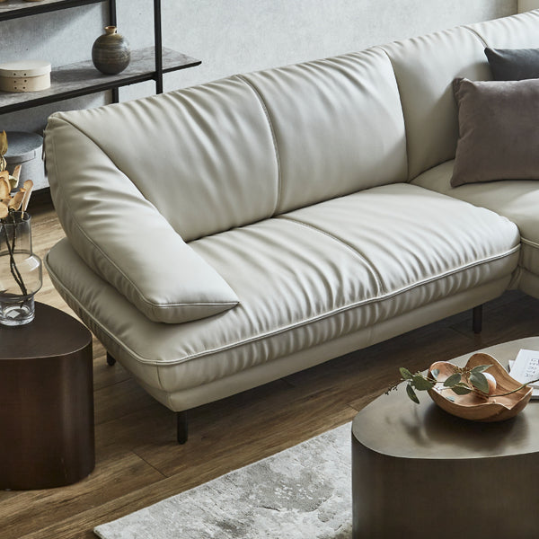 直感的に座りたくなり、思わず身体を預けて横になりたくなるような魅力を放つ、美しく洗練されたデザイン。 #SILT22 フロスホワイト（シルキーレザーテックス） #左カウチ