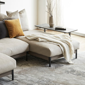 革のような高級感と、季節を問わない快適さを両立しており、夏も冬も心地よさを感じる素材です。 #PLT111 プラチナグレー（プライムレザーテックス）