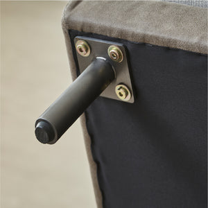 脚裏にはガタツキを防止するアジャスター付き。床の状態に合わせて高さ調整が可能です。 #A49シャイングレー/PLT112ヨーロピアングレー