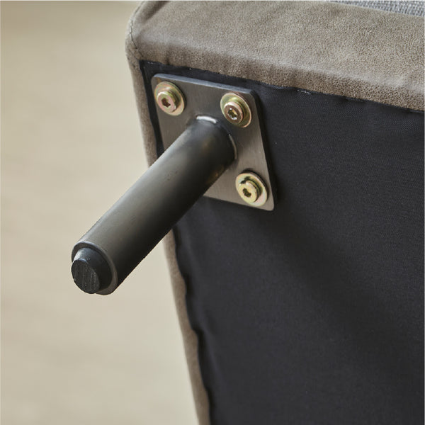 脚裏にはガタツキを防止するアジャスター付き。床の状態に合わせて高さ調整が可能です。 #A49シャイングレー/PLT112ヨーロピアングレー