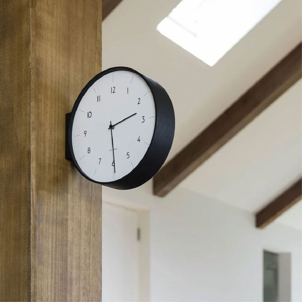 塗装の下にうっすら見える木目が温かい印象を与えます #ブラック