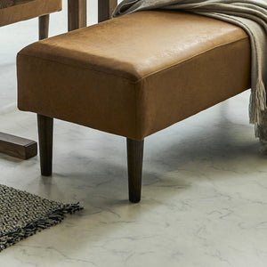 脚はすっきりとした木脚を用いることで、カジュアルな印象を与え、空間に馴染みやすいデザインに。 #LT01 キャメル（レザーテックス アニリン）