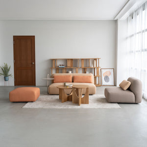 自然光が差し込むリビングに、やわらかな色合いが心地よくなじむMIUM。 空間を広く見せる低め設計も魅力です。 #グレージュ