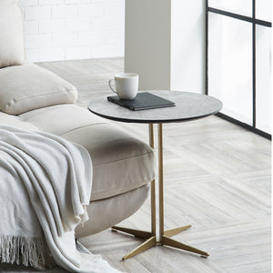 小さいながら存在感のあるサイドテーブル。シャープなシルエットが高級感を引き立てます。 #シャンパンゴールド