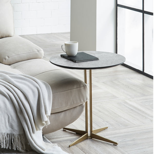 小さいながら存在感のあるサイドテーブル。シャープなシルエットが高級感を引き立てます。 #シャンパンゴールド