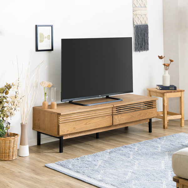 高さが変えられるテレビボード「パルミエ」。前板は、扉を閉めていてもリモコン操作が可能なガラス仕様です。※こちらの画像は150cmサイズです。 #150cm