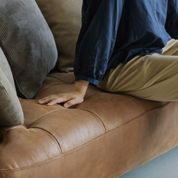 座面は特殊な構造になっており、前面が固く奥が柔らかい素材の配置に。 #SLTオーカーBR