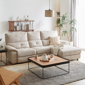 身体をもっちりと包み込む、寝落ち推奨カウチソファ。静かな電動モーターで座る人に合わせた角度でおくつろぎいただけます。 #PLT102 インディーブルー（プライムレザーテックス）