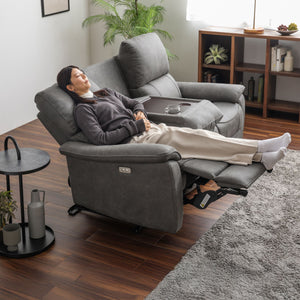 リクライニング機能を作動する際には、高い静音性と滑らかなモーションでくつろぎの時間を妨げません。 #LT01 キャメル（レザーテックス アニリン）