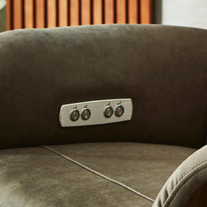 背もたれとフットレストの角度はボタンで簡単に操作可能、レバーが硬いなど操作性の不便を感じません。 #PLT112 ヨーロピアングレー（プライムレザーテックス）