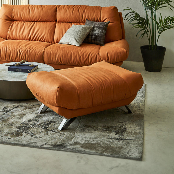 「使いやすさ・心地良さ・品質」を追求した、理想のくつろぎを叶える優雅なイタリアンソファ。※画像は「ブルネロ オットマンL」を使用しています。 #PLT105 クロムオレンジ（プライムレザーテックス）