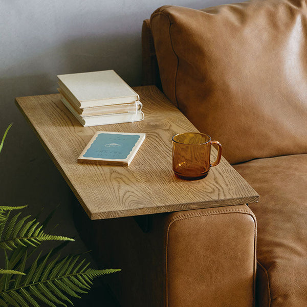 置く場所を気にせず、ちょっとしたテーブルになるアームテーブル。（別売） #オーカーブラウン（スーパーレザーテックス）