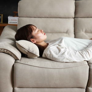 ちょっと横になって休憩したいときは枕代わりに。ソファ時間が今よりもっと快適になります。 #PLT101 ブルースター（プライムレザーテックス） #プライム レザーテックス