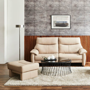 スツールとしてもオットマンとしてソファと組み合わせてもご使用いただけます。 #FLT01 フォギーグレージュ（ファインレザーテックス）