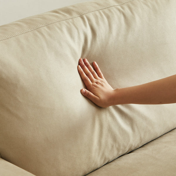 背面にはウレタンフォームとフェザーを使用し、ほど良く硬さを残しつつ優しいタッチに仕上げました。 #SLT11 アーモンドブラウン（スーパーレザーテックス）