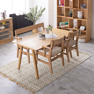 チェアは肘付き・肘無しの2タイプ。肘付きの方はテーブルに掛けることができます。お掃除ロボットも通って床のお掃除が簡単に！軽くて持ち運びも簡単です。 #サンドベージュ