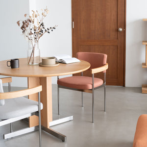 天板にはオーク突板を使用し、木のぬくもりを感じられるナチュラルな仕上がり。オーク 天然木 ダイニングテーブルとしても人気の風合いです。 #オーク