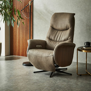 背面には高密度ウレタンとシリコンフィル。座面にはモールドウレタンを使用し贅沢な座りを実現 #PLT112 ヨーロピアングレー（プライムレザーテックス）