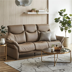 上質なリラックス感とドイツのモダンデザインを融合させたソファ「モナート」。 #FLT08フレイムレッド