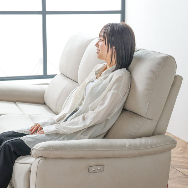 背もたれはハイバックになっており、頭や首、肩までしっかりサポートしてくれます。 #LT03 チャコールブラック（レザーテックス アニリン） #右カウチ