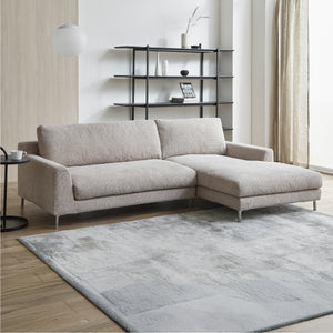 現代のライフスタイルに合ったトレンドのモダン要素を取り入れたソファ「デイラート」。 #F53 シルキーグレージュ（ファブリックBランク） #右カウチ