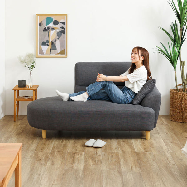 コンパクトながら座面が広く片方のみ肘置きがあるため、様々な使い方や配置を楽しんでいただけます。 #グリーン