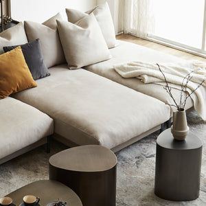 シェーズタイプで、脚を伸ばしてゆったりくつろげます。 #PLT111 プラチナグレー（プライムレザーテックス）