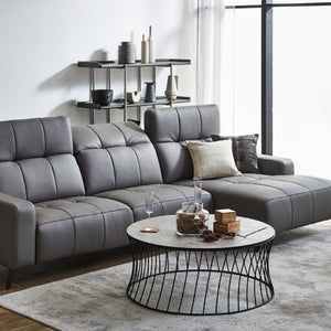 座面幅が広く、ヘッドレストもお好みの角度に調節できるので、広々とお使いいただけます。 #SILT21 スノーホワイト（シルキーレザーテックス） #左カウチ