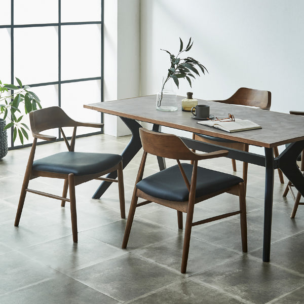 ロジャーシリーズに待望のハーフアームが登場！テーブルからの出入りがしやすいのがポイントです。 #オーク色/合皮ブラック