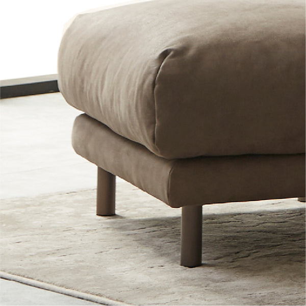 脚まわりの抜け感など、どこからみても美しく感じられるよう、細部まで丁寧に整えています。 #PLT111 プラチナグレー（プライムレザーテックス）