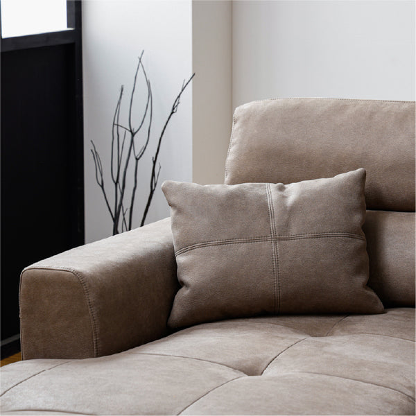 包み込まれるような座り心地と上品な質感が魅力的。付属のハンドクッションがリラックスタイムをサポート。 #PLT112 ヨーロピアングレー（プライムレザーテックス） #左カウチ