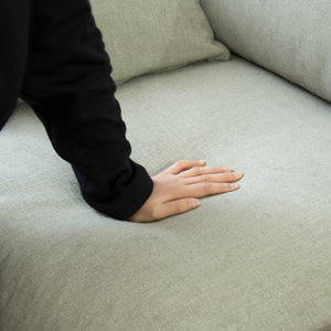 背と肘のクッションの表面には柔らかいフェザーを使用し、優しいタッチに仕上げました。 #A41 カスタード（ファブリックAランク）